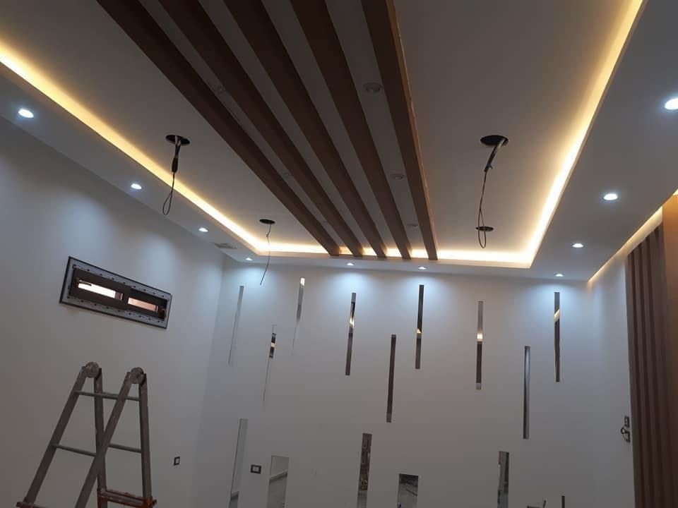 Exklusive Holzlamellen-Designdecke mit Akzentbeleuchtung